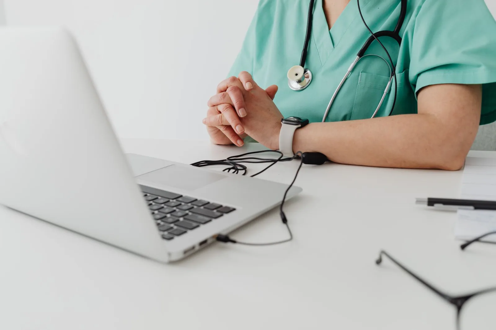 Growth chart and patient testimonials visualization demonstrating conversion success from SEO copywriting for UAE healthcare and wellness clinics Growth chart and patient testimonials visualization demonstrating conversion success from SEO copywriting for UAE healthcare and wellness clinics